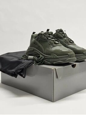 Authentic NWT Balenciaga Triple s leather low trainers